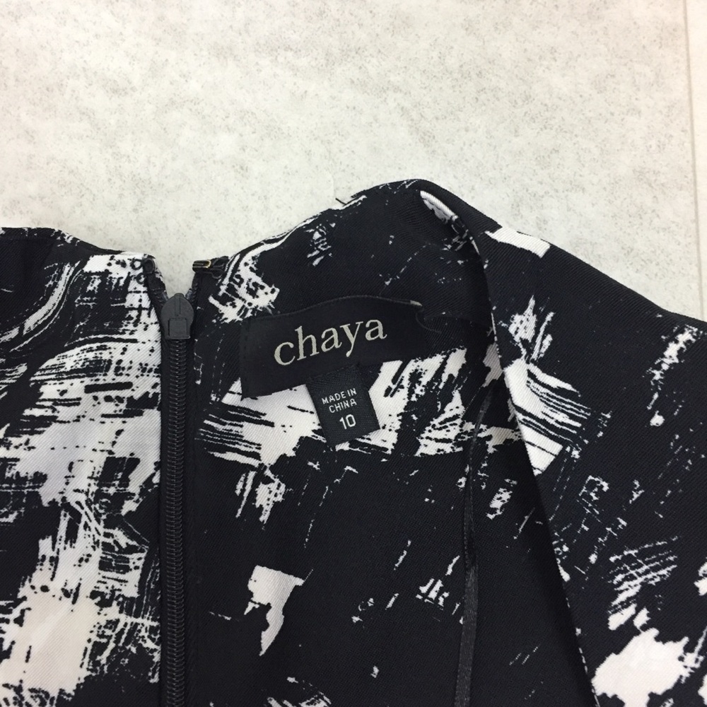 Chaya Dress Sz 10 Black White Sheath Flattering MG - Picture 3 of 6